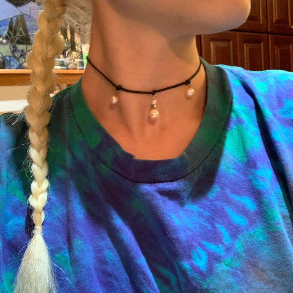 Triple pearl choker
